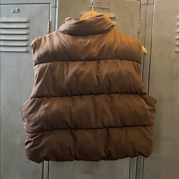 Cropped Brown Puffer Vest - Picture 5 of 5